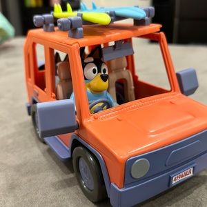 Bluey 4WD Family Vehicle w/ 3 figurines